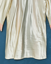 Load image into Gallery viewer, 1950s Embroidered Satin Robe

