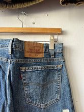 Load image into Gallery viewer, 1980s Levi’s 505 35x33
