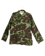Load image into Gallery viewer, 1990s World Famous Woodland Camo Shirt
