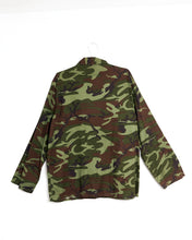 Load image into Gallery viewer, 1990s World Famous Woodland Camo Shirt
