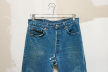 Load image into Gallery viewer, Levi&#39;s 501 31x34
