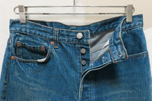 Load image into Gallery viewer, Levi&#39;s 501 31x34
