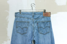 Load image into Gallery viewer, Levi&#39;s 501 36x33
