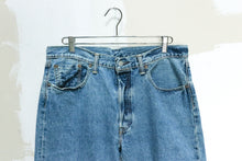 Load image into Gallery viewer, Levi&#39;s 501 White Oak Selvedge 35x27
