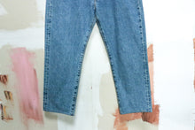 Load image into Gallery viewer, Levi&#39;s 501 White Oak Selvedge 35x27
