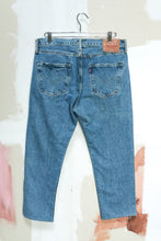 Load image into Gallery viewer, Levi&#39;s 501 White Oak Selvedge 35x27
