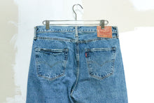 Load image into Gallery viewer, Levi&#39;s 501 White Oak Selvedge 35x27
