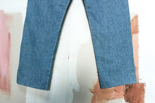 Load image into Gallery viewer, Levi&#39;s 501 White Oak Selvedge 35x27
